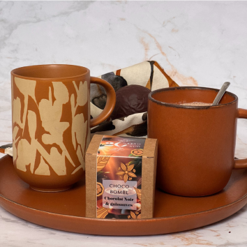 Chocobome sur un plateau avec une tasse de lait