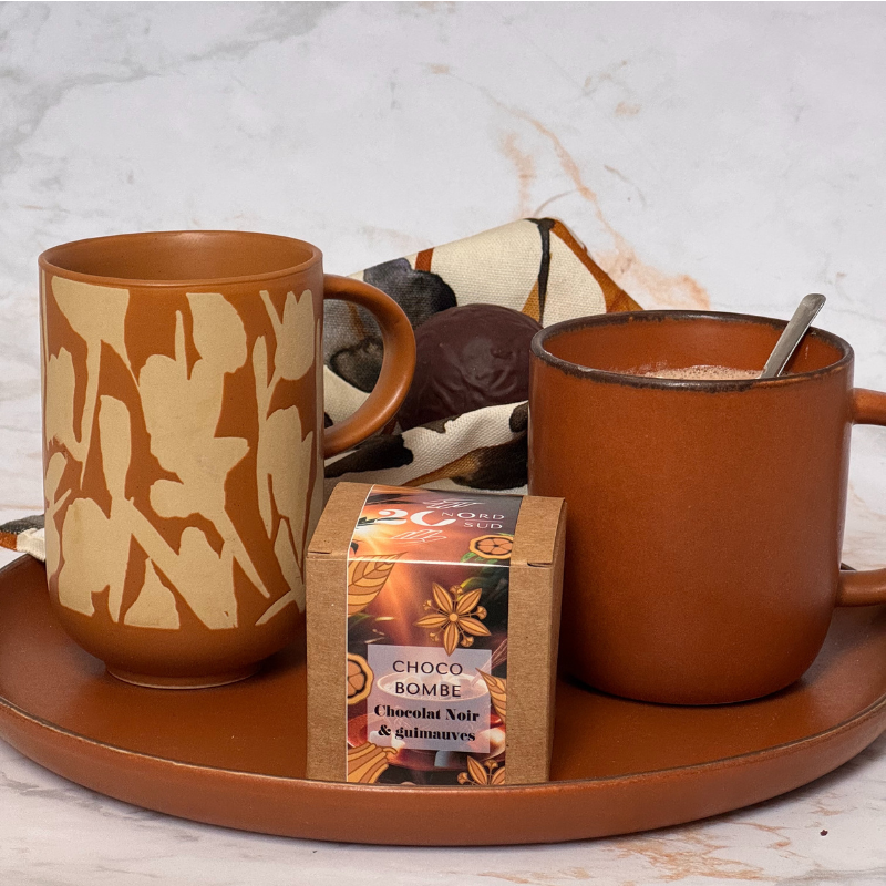 Chocobome sur un plateau avec une tasse de lait Chocobome sur un plateau avec une tasse de lait