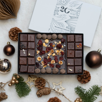 Ecrin avec tablette ronde, bonbons de chocolat et noisettes enrobées