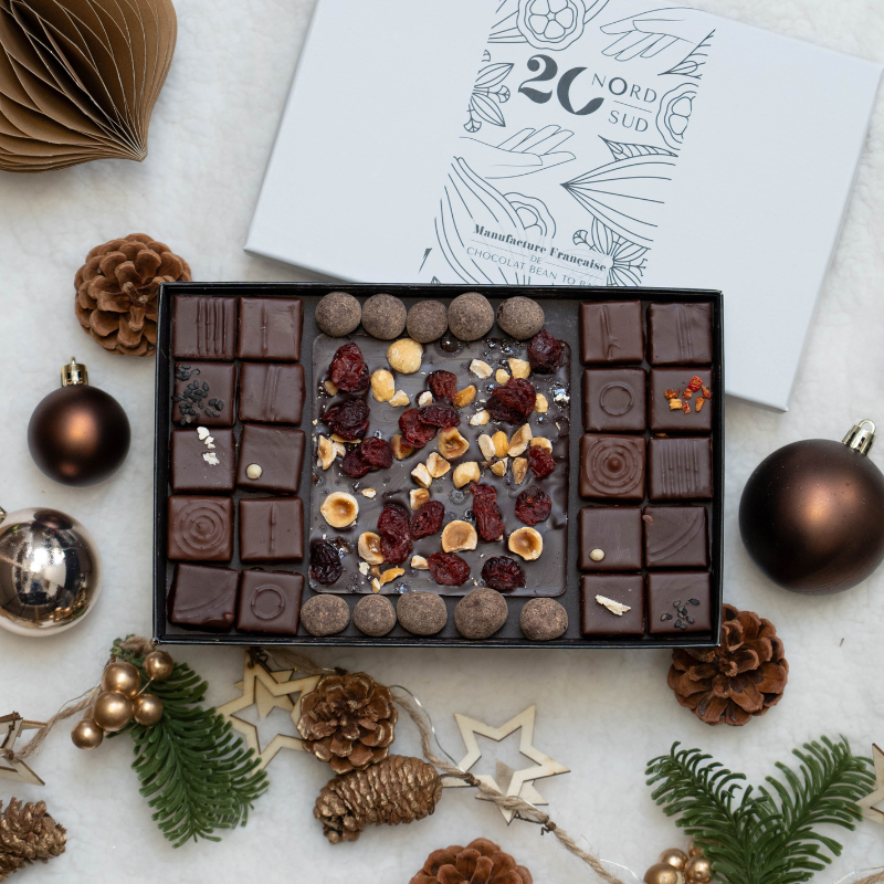 Ecrin avec tablette ronde, bonbons de chocolat et noisettes enrobées