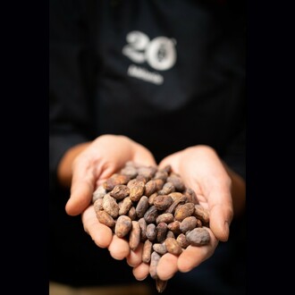 [ JOURNÉE MONDIALE DU CACAO ]
🍫 Depuis maintenant 12 années, le 1er Octobre est célèbre pour être la journée mondiale du cacao et du chocolat.
👩‍🌾Cette journée est destinée à promouvoir le travail des acteurs de la filière cacao.
🫶 Même si le chemin est encore très long pour certains, nous sommes heureux de travailler des fèves de cacao de spécialité, qui permettent aux producteurs de vivre dignement et décemment, exempt de travail forcé et de déforestation.
🙏Merci à eux pour leur travail, et à vous tous de consommer du chocolat autrement. Cela compte 🙏
.
.
.
#lechocolat20nord20sud #Manufacturedechocolat #20ns #Beantobar #Chocolateshop #Chocolatebar #Chocolatelover #Chocolatierartisanal #Chocolatiervendeen #Vendee #Paysdelaloire #Chocolatemadeinfrance #Madeinfrance #Specialitycacao #Torrefacteurdefevedecacao #Artisanchocolatier
#Chocolatfrancais #Organicchocolate #Beantobarfrance #Gourmandise #Savoirfaire
#Fairetrade #Womeninchocolate #Instachocolate #Food #Yum #Pasunejourneesanschocolat