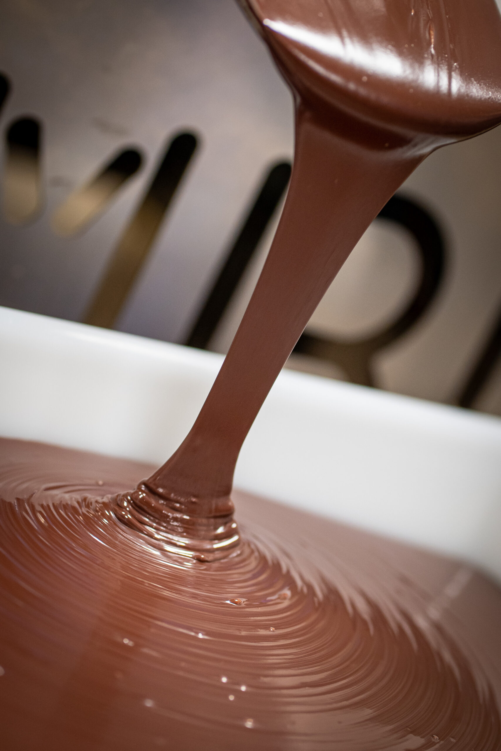 Chocolat personnalisé en cours de préparation à la manufacture de chocolat Bean to Bar 20°Nord 20°Sud