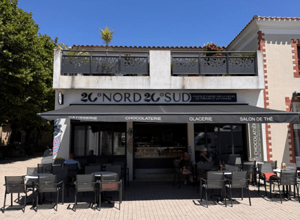 boutique 20°Nord 20°Sud Saint jean de monts Façade de la boutique 20°Nord 20°Sud de Saint Jean de Monts avec terrasse
