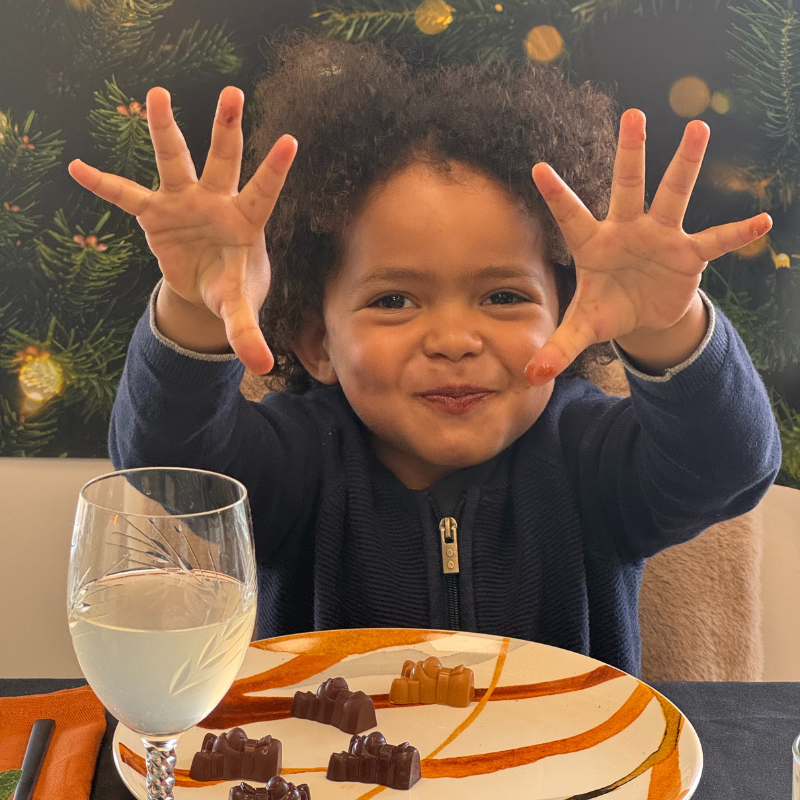 enfant expressif devant des mini rennes