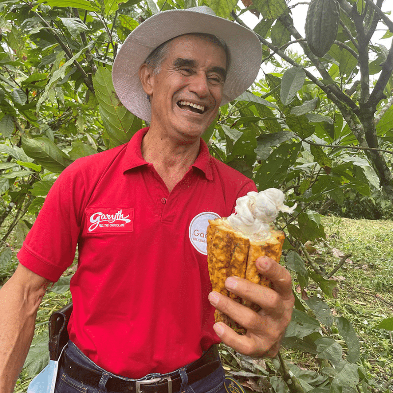 Producteur Finca Garyh tenant une cabosse ouverte