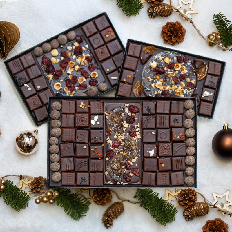 Ecrin avec chocolat ganache, praliné et tablette de chocoalt bean to bar de Noël