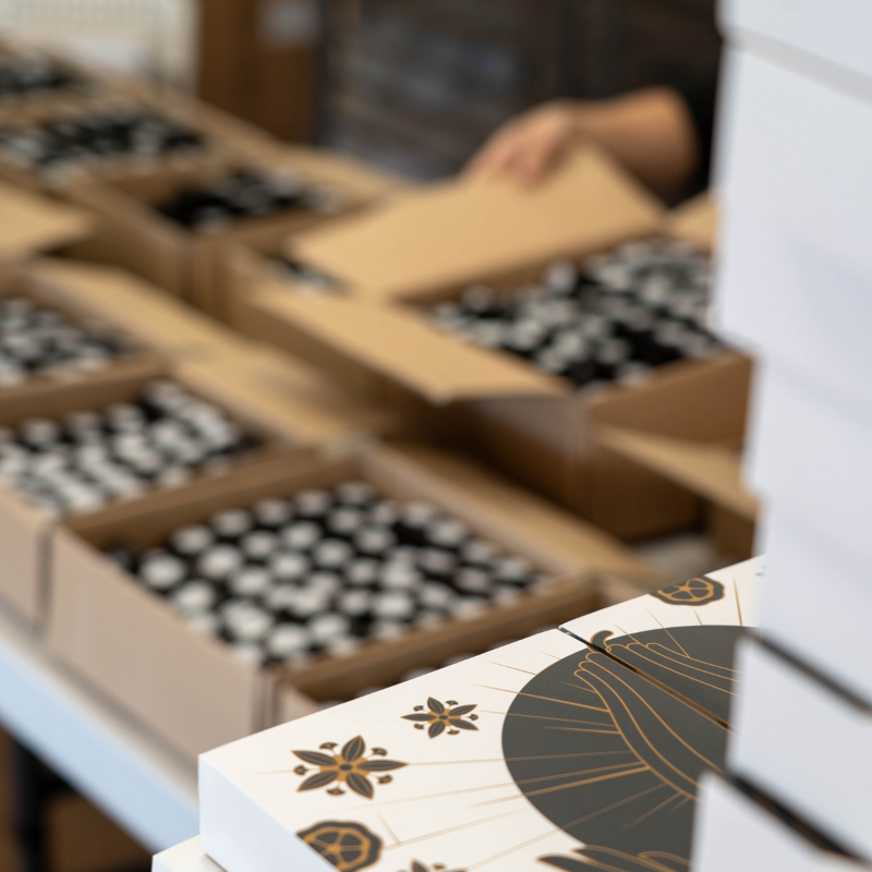 Petits emballages des chocolats bean to bar du calendrier de l'Avent